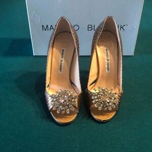 Manolo Blahnik Pumps. Made in Italy. Size 35.5. Decorated with crystal brooch.